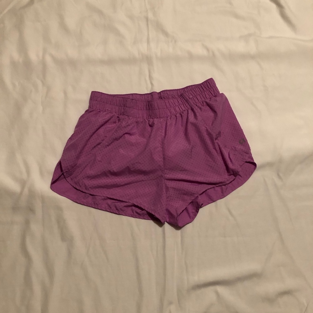 Athletic shorts with inner mesh
